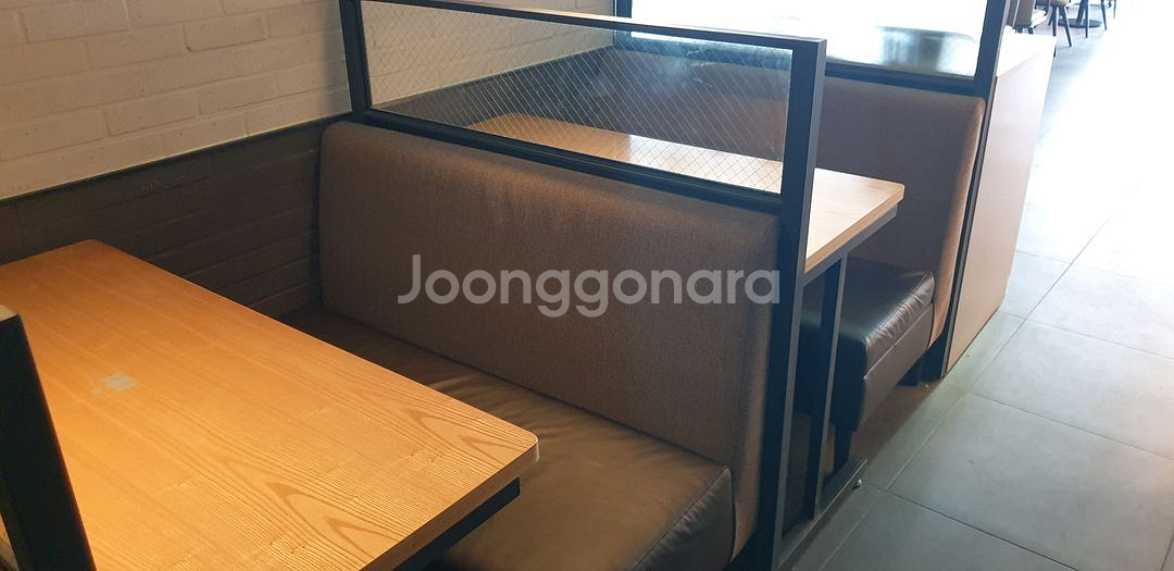 카페 테이블+쇼파 의자 세트 팔아요(조명서비스)--3
