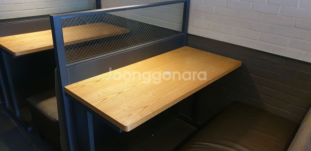 카페 테이블+쇼파 의자 세트 팔아요(조명서비스)--2
