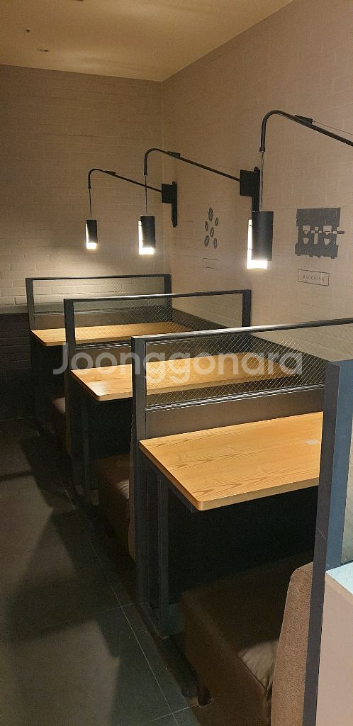 카페 테이블+쇼파 의자 세트 팔아요(조명서비스)--1
