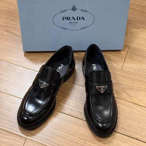 프라다 초콜릿 브러쉬드 가죽 로퍼 1D329N 055