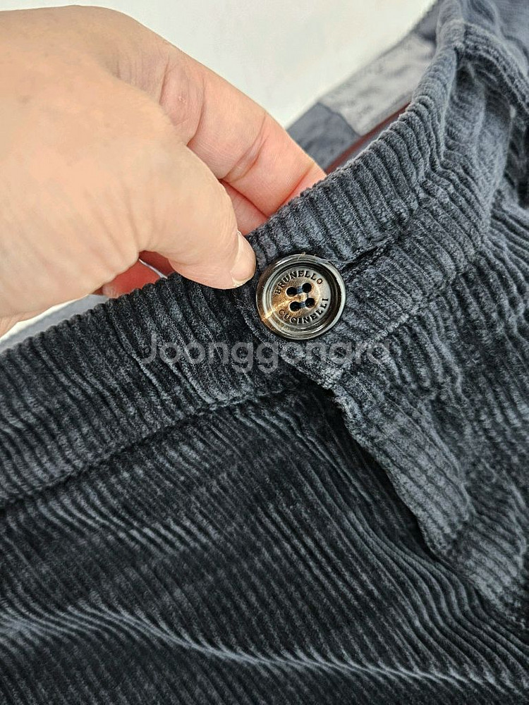 쿠치넬리 코듀로이 카고 팬츠입니다. 톤 다운된 블랙으로--3