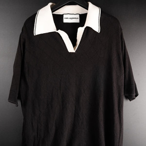 칼라거펠트 버튼 블래 화이트 카라반팔 니트