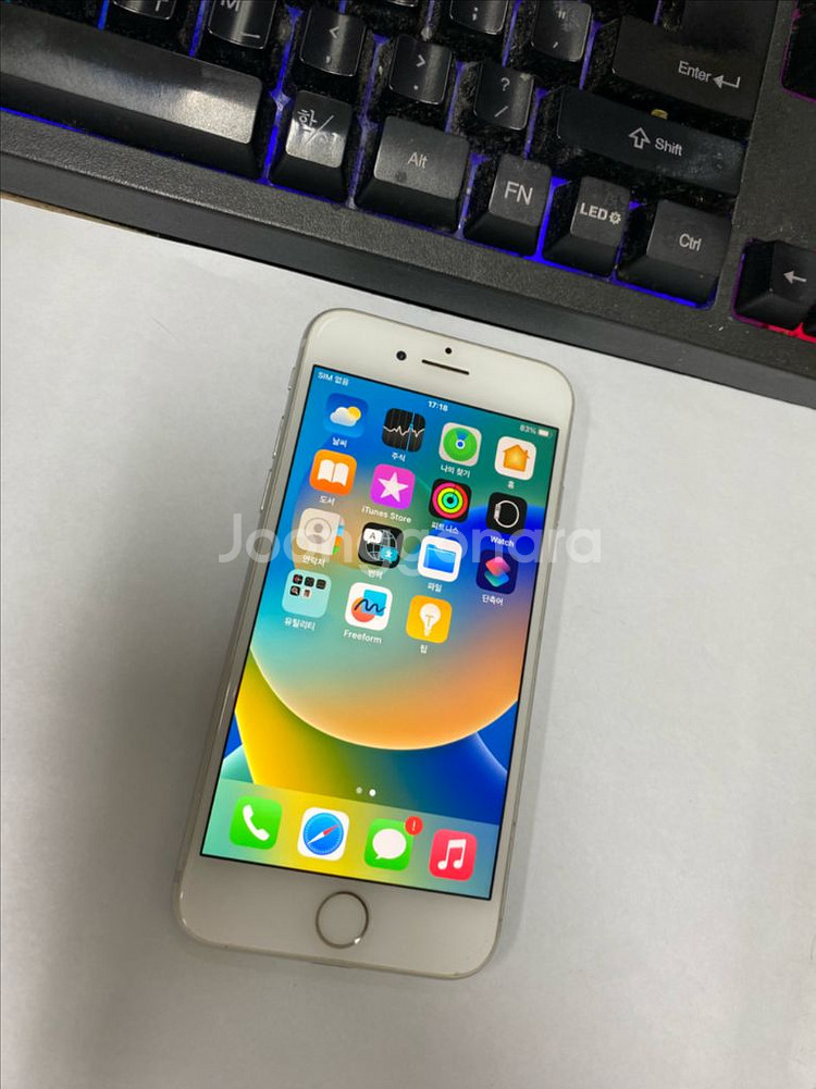 아이폰8 실버 외관깔끔 64GB 인스타 감성폰--1