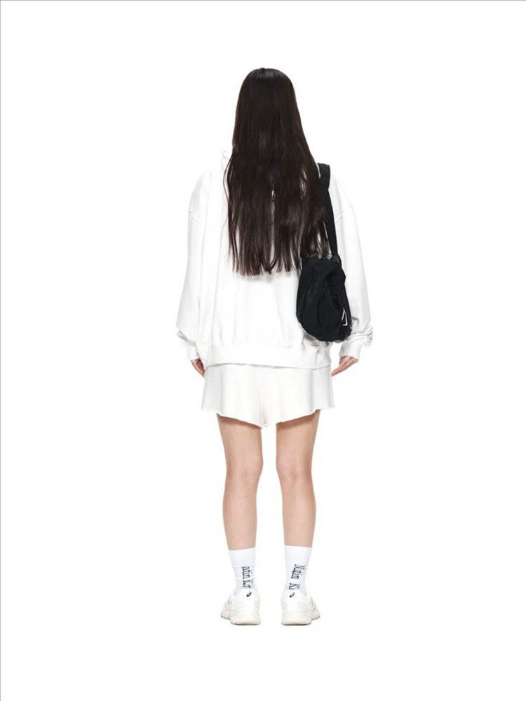 마뗑킴 크레센도 로고 스웻쇼츠 인 화이트 반바지--4