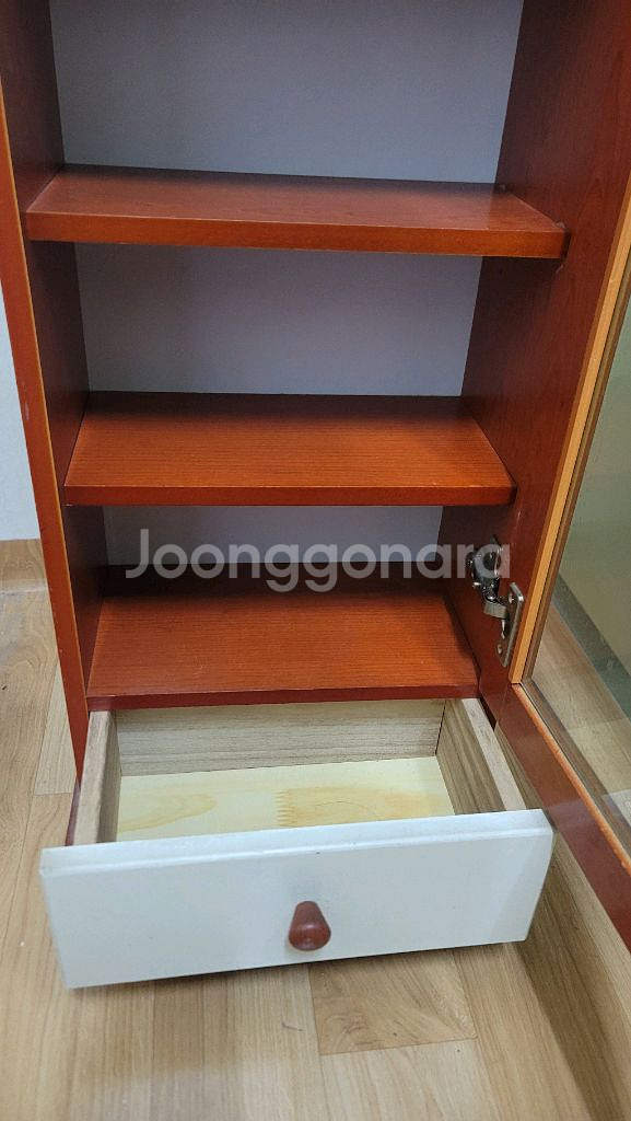 유리 장식장, 나무 진열장--1