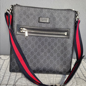 구찌 GG 패턴 메신저 백입니다.