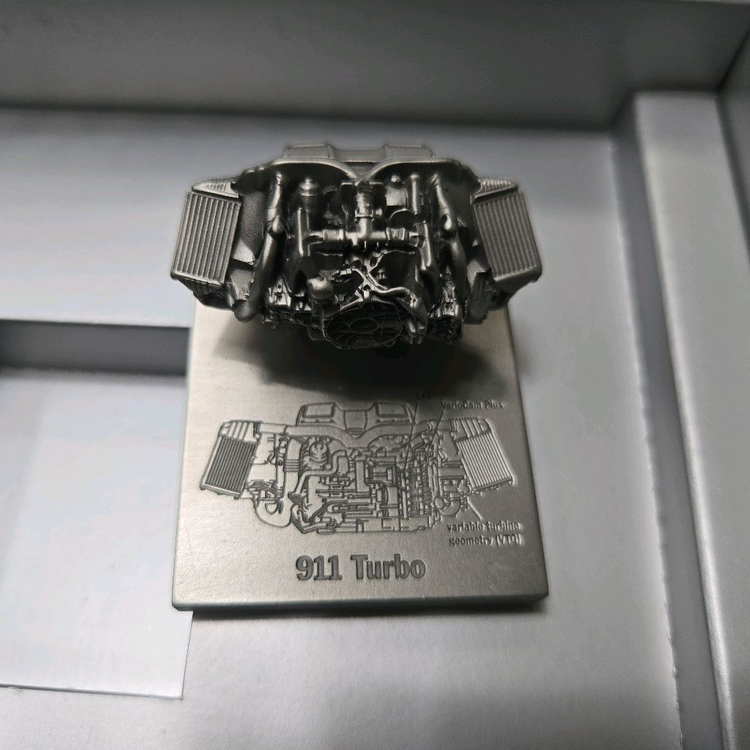 포르쉐 911 터보 엔진 모형--1