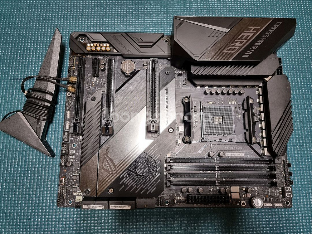 ASUS ROG CROSSHAIR VIII HERO--0