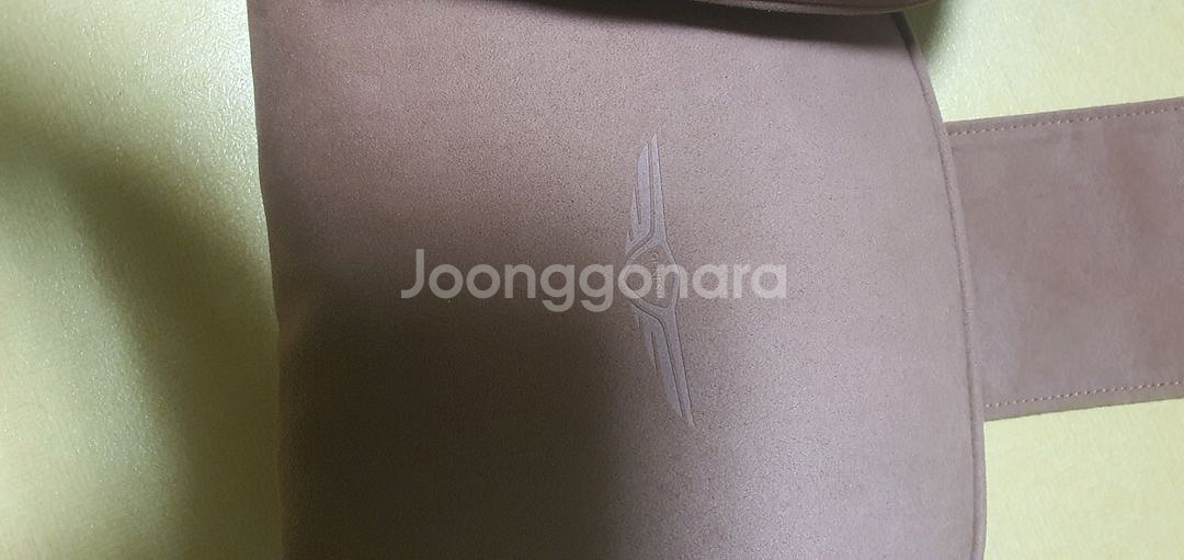 제네시스 GV80 뒷자석 목베게 입니다--3