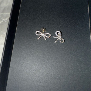 헤이 plain cubic ribbon earring