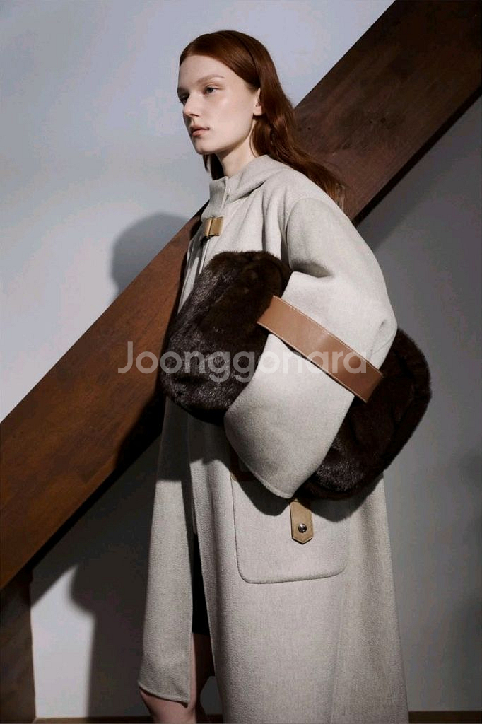 (가격인하)타임 퀼팅 구스다운 패딩과 에코퍼 클러치--1