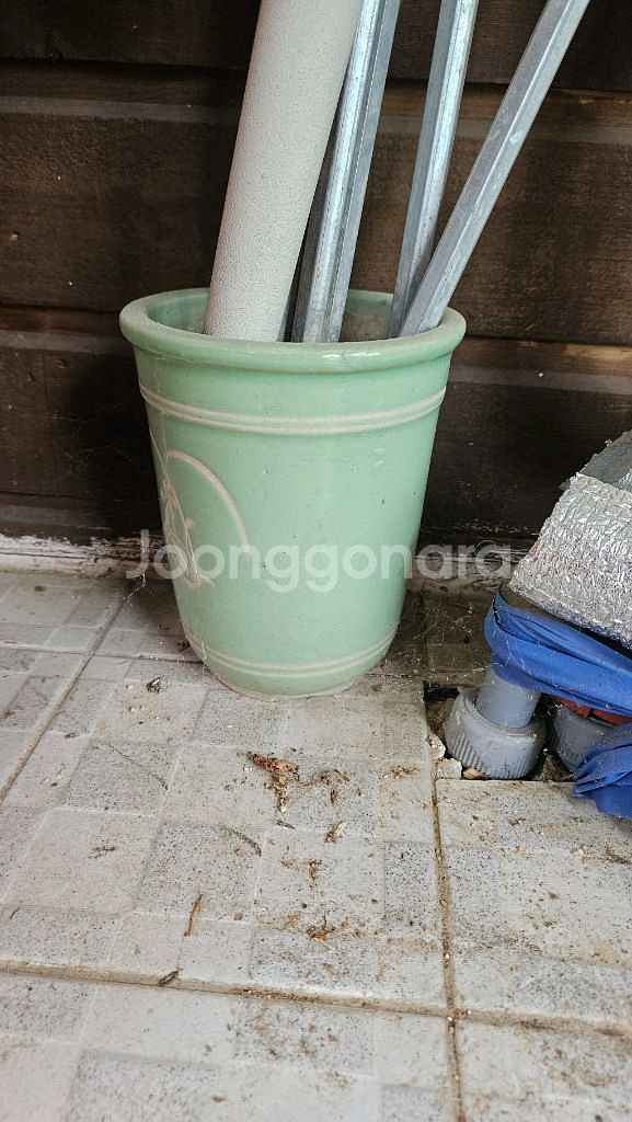 도자기화분 21개와 받침대 일괄판매합니다--8