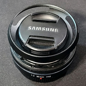 삼성 렌즈(30mm F2)(필터+후드포함)(덮개 없음)