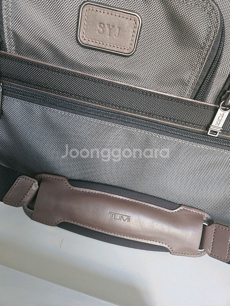 투미 노트북 서류가방 브리프 팝니다. 확장형 그레이--6