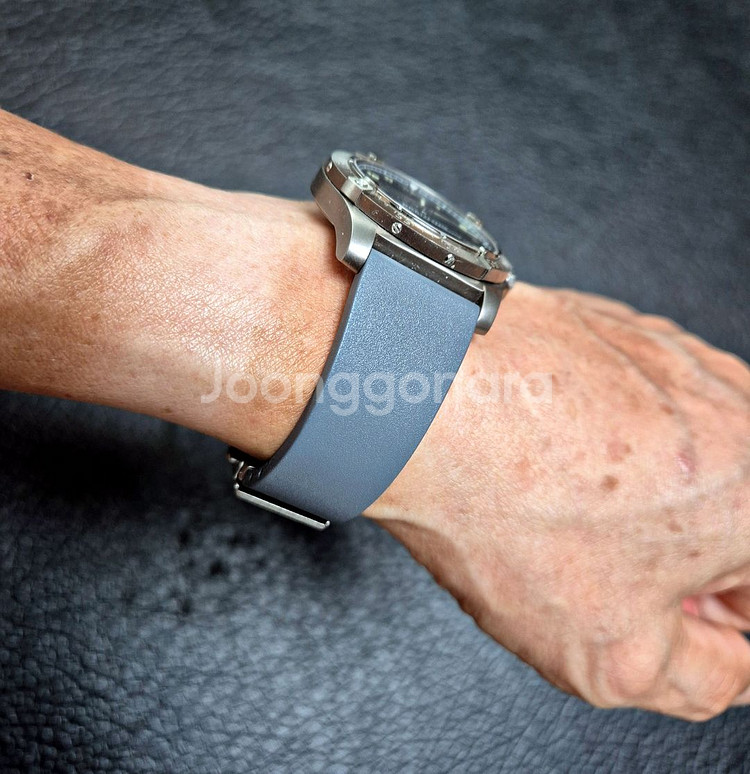 브라이틀링 에어로스페이스 쿼츠 42mm--6