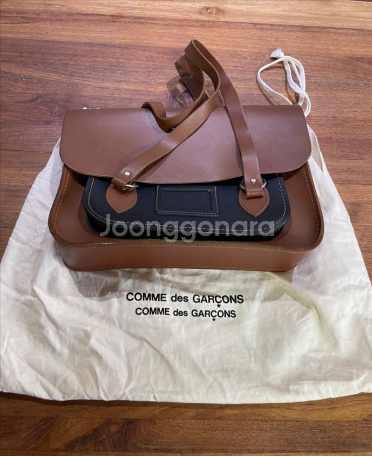 꼼데가르송 브라운 네이비 통가죽 사첼백--1