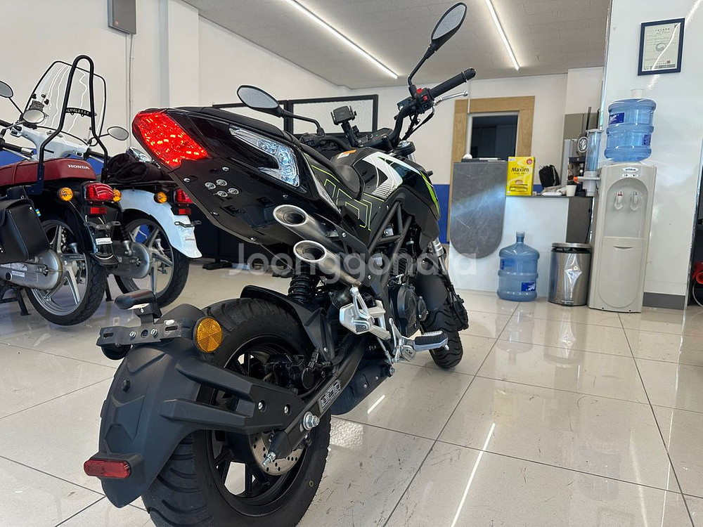 베넬리 TNT 125cc 23년식 2천km 판매합니다.--4