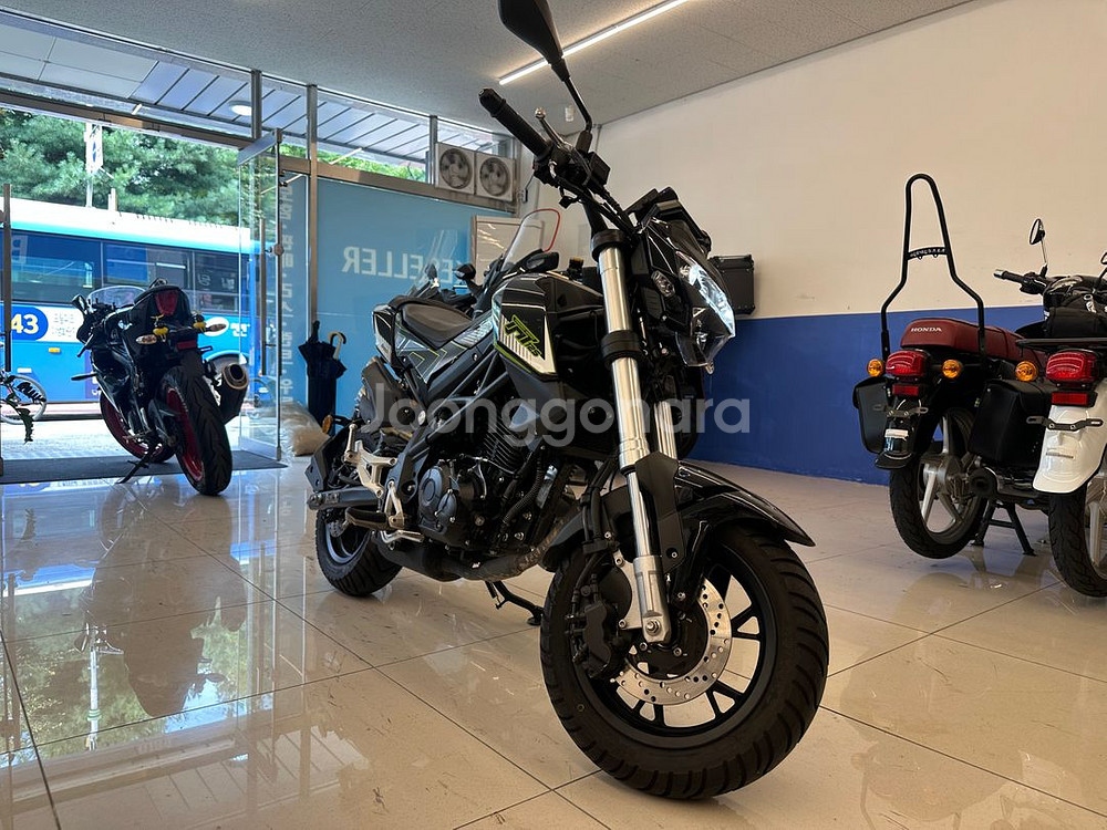 베넬리 TNT 125cc 23년식 2천km 판매합니다.--5