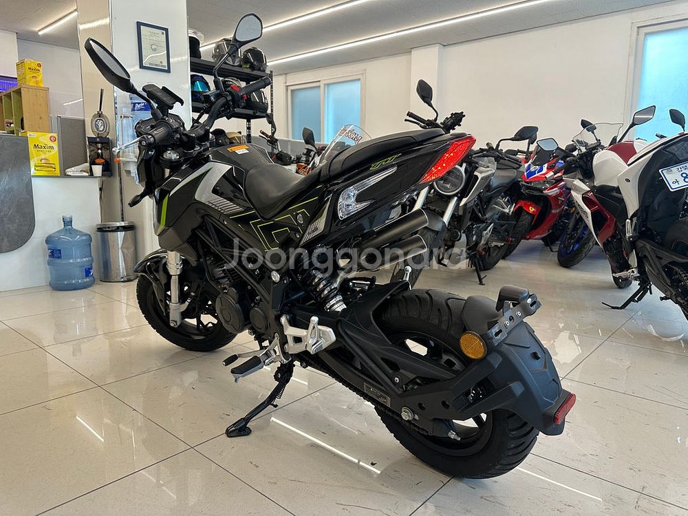 베넬리 TNT 125cc 23년식 2천km 판매합니다.--2