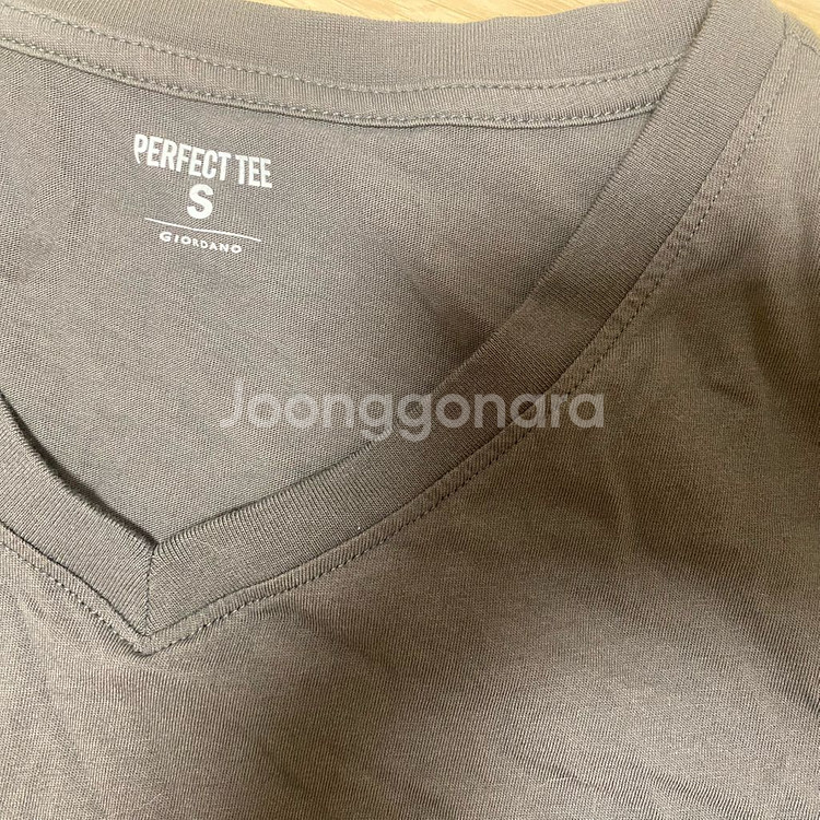 지오다노 브이넥 반팔 티셔츠 2개--2