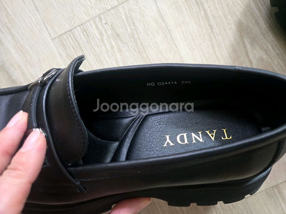 여성 탠디 블랙 가죽 로퍼 판매합니다--3