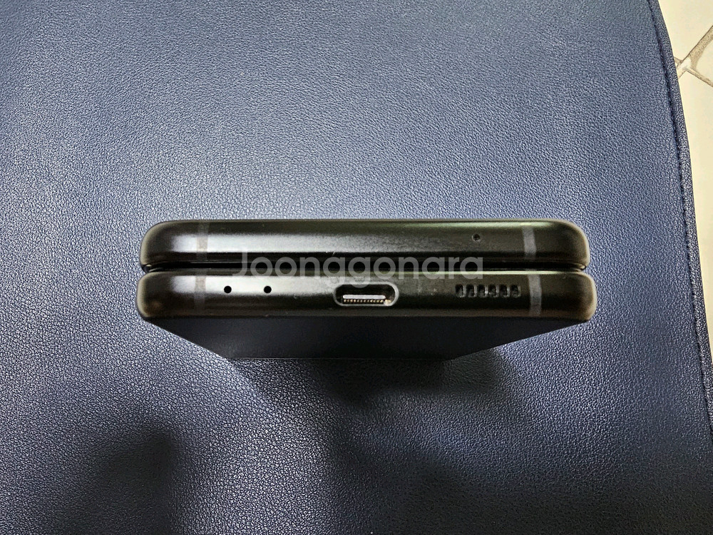 갤럭시 Z Flip3 256G 팬텀 블랙--2