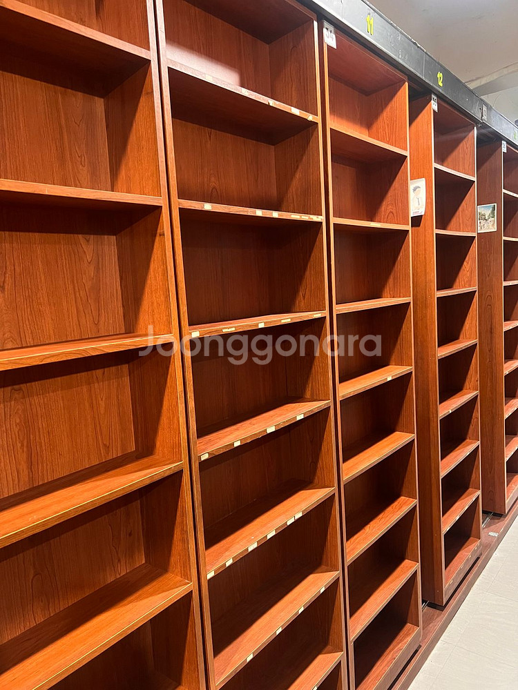 만화책 책장 27개 30만원에 판매합니다.--1