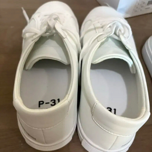 p31 화이트 스니커즈화 235