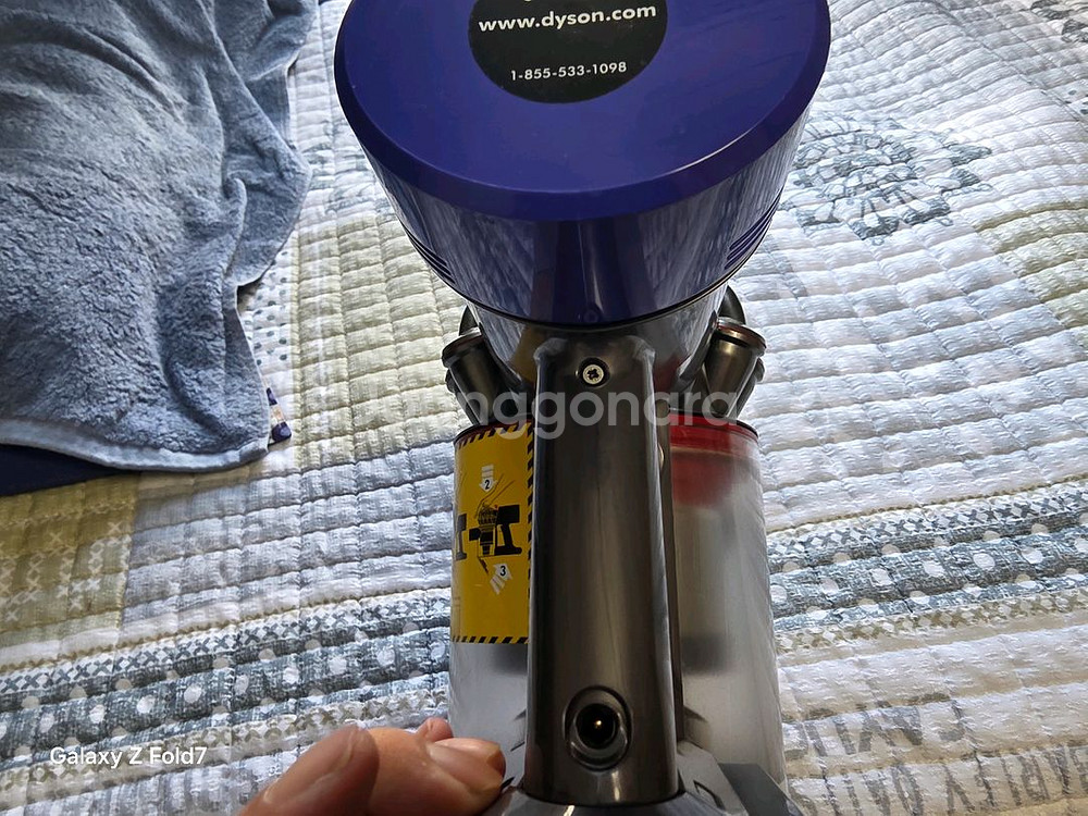 다이슨 v8 본체--2