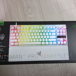 레이저 헌츠맨 V3 pro 화이트 거의새상품
