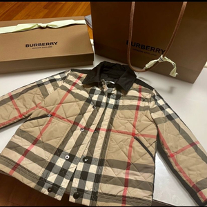 버버리 키즈 클래식 퀼팅자켓 6Y