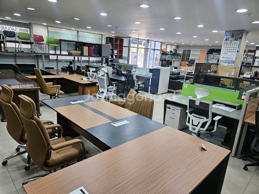 (새상품.박스미개봉)사장실책상+테이블+책장3+의자5포함--1