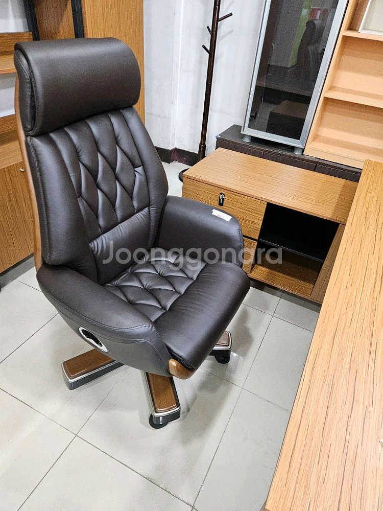 (새상품.박스미개봉)사장실책상+테이블+책장3+의자5포함--2