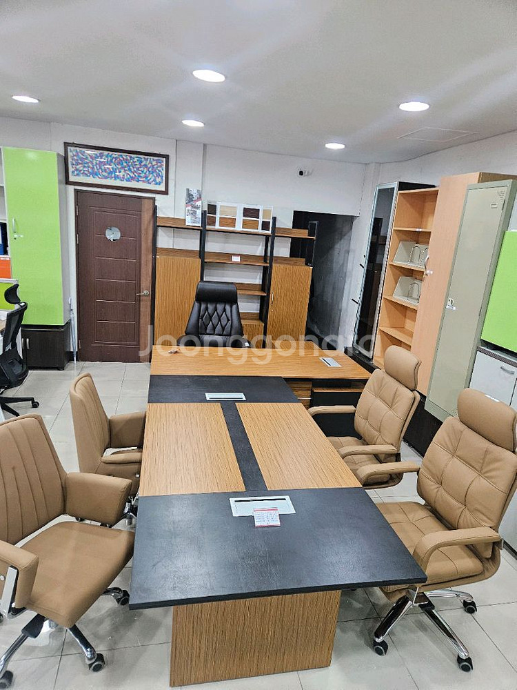 (새상품.박스미개봉)사장실책상+테이블+책장3+의자5포함--0