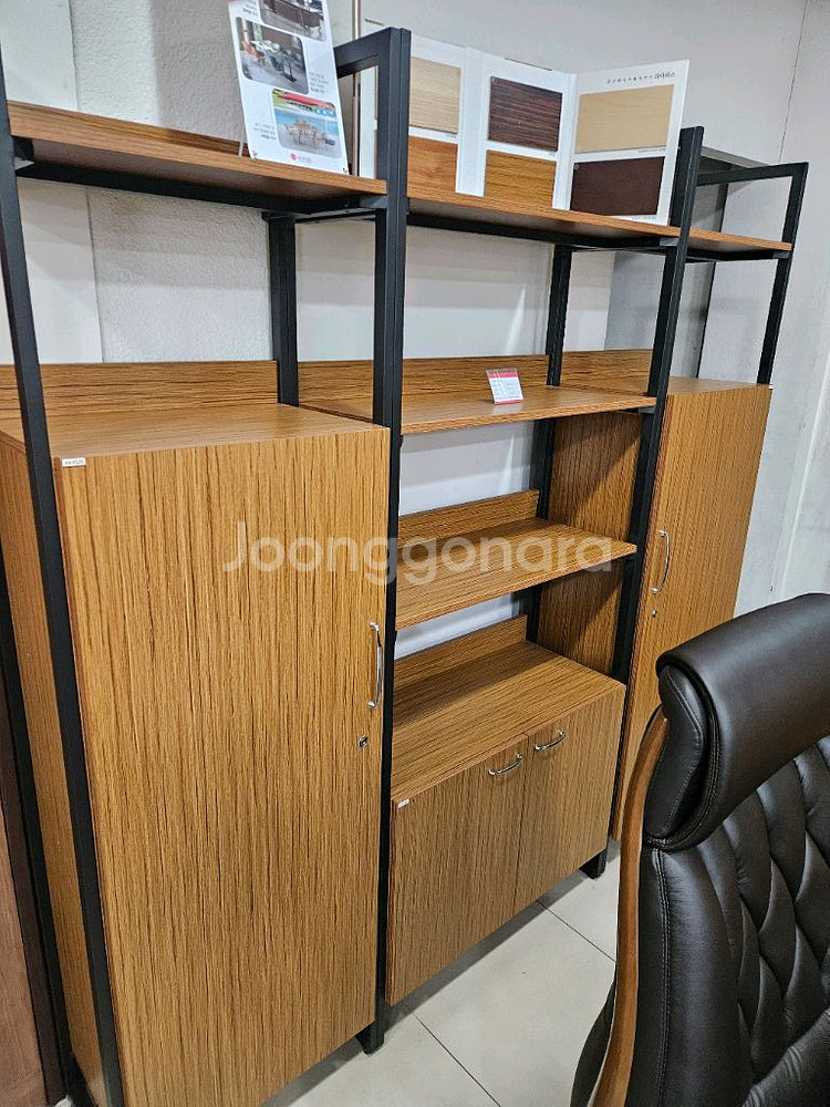 (새상품.박스미개봉)사장실책상+테이블+책장3+의자5포함--3