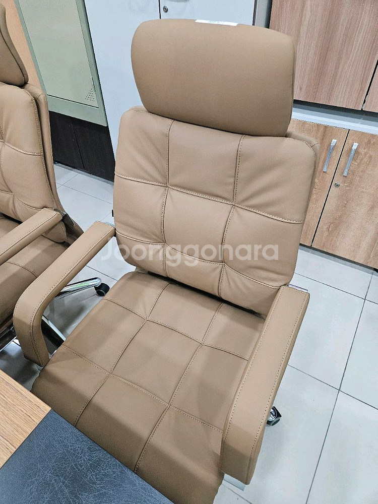 (새상품.박스미개봉)사장실책상+테이블+책장3+의자5포함--7