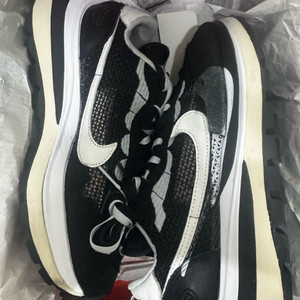 나이키 x 사카이 베이퍼와플 블랙 화이트