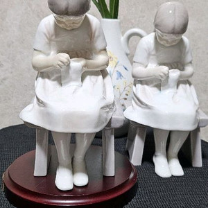 슈퍼레어] 빙앤그뢴달 바느질하는 소녀 - 1등급