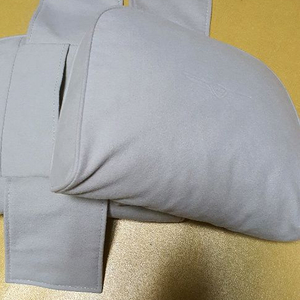 제네시스 G80 뒷자석 목베개 입니다