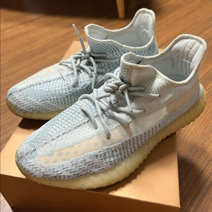 아디다스 이지부스트 클라우드화이트 285