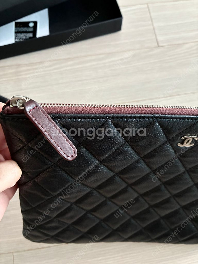 샤넬 클래식 클러치 캐비어 은장 블랙 미듐 백화점 구입--3