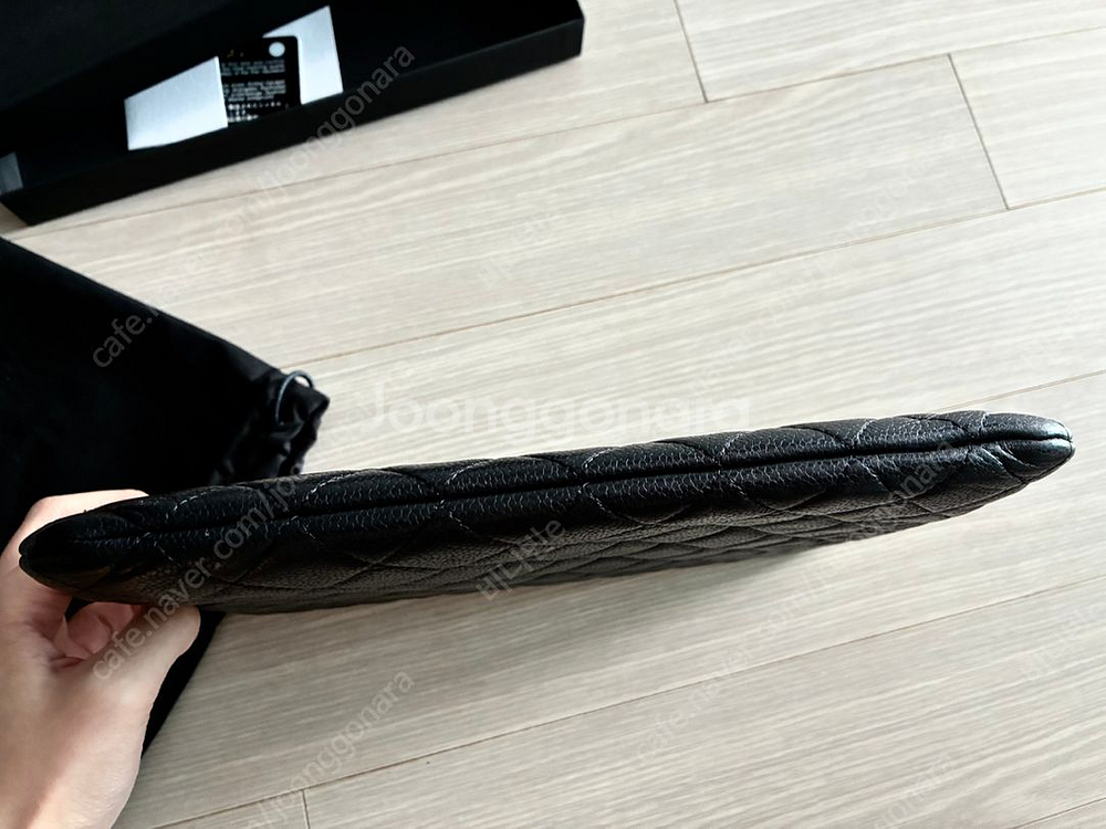 샤넬 클래식 클러치 캐비어 은장 블랙 미듐 백화점 구입--1