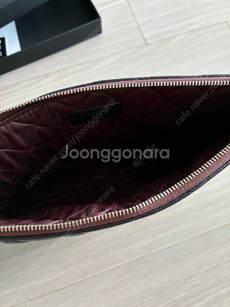 샤넬 클래식 클러치 캐비어 은장 블랙 미듐 백화점 구입--4
