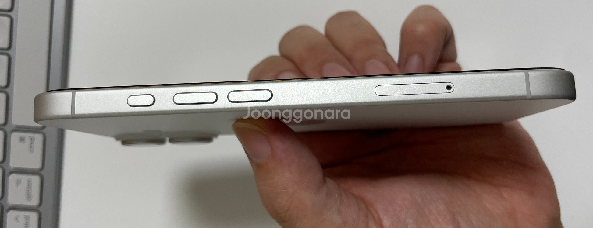아이폰16 화이트 128g(카메라 무음, 배터리100)--8