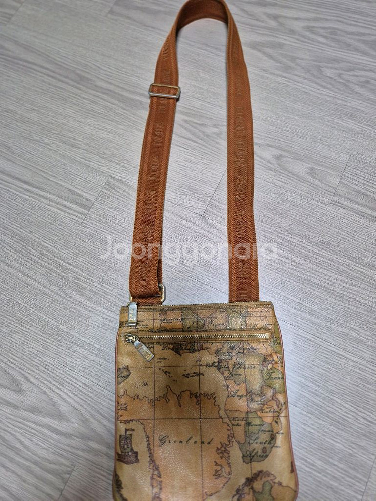 프리마클라쎄 시계지도 크로스백 팝니다--0