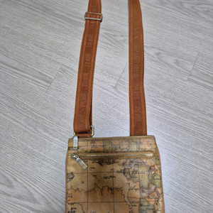 프리마클라쎄 시계지도 크로스백 팝니다