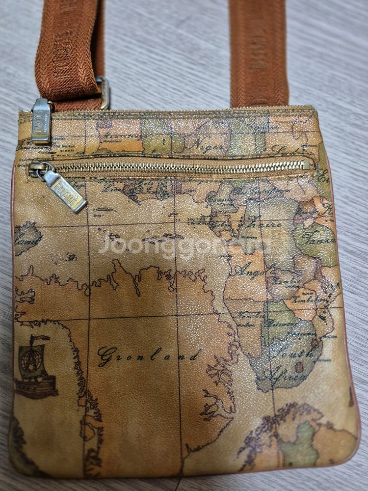 프리마클라쎄 시계지도 크로스백 팝니다--1