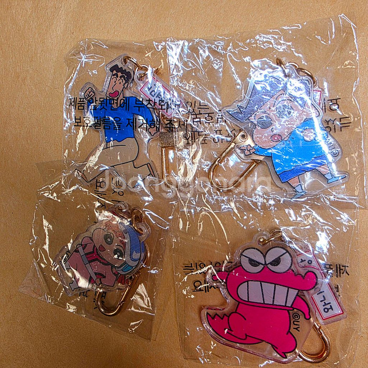 짱구 캐릭터 키링 4개입니다. 미개봉.--1