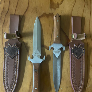 캠핑용 나이프 두점 팝니다.