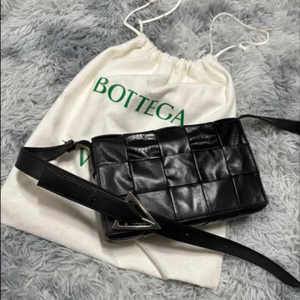 보테가 카세트백 블랙